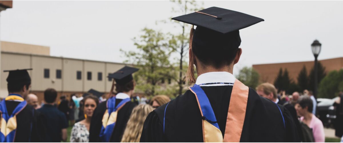 Jongen haalt diploma en laat op hilarische wijze weten hoe hij is geslaagd