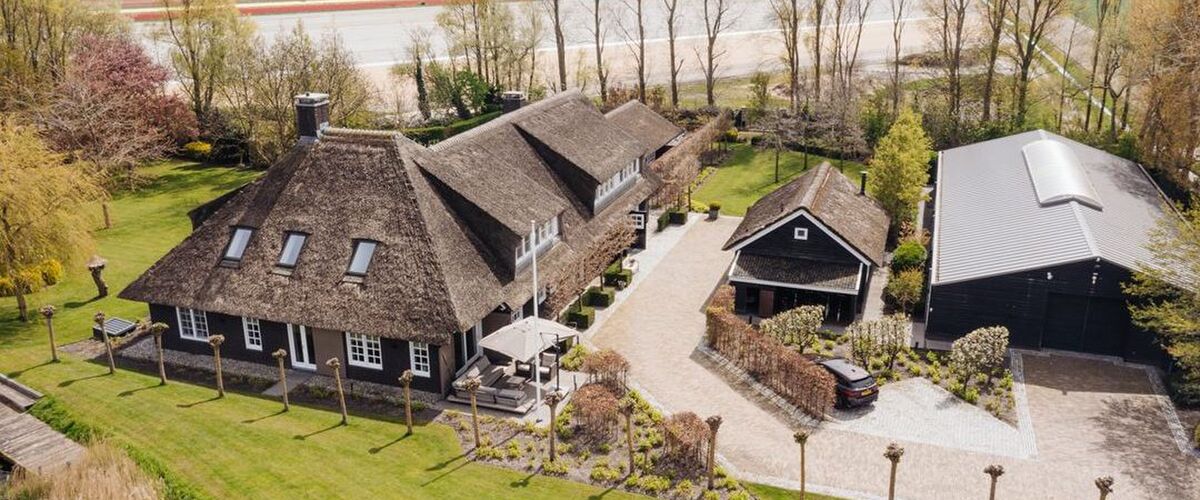 Nu te koop op Funda: deze woonboerderij in Bergen is misschien wel de mooiste van heel Nederland