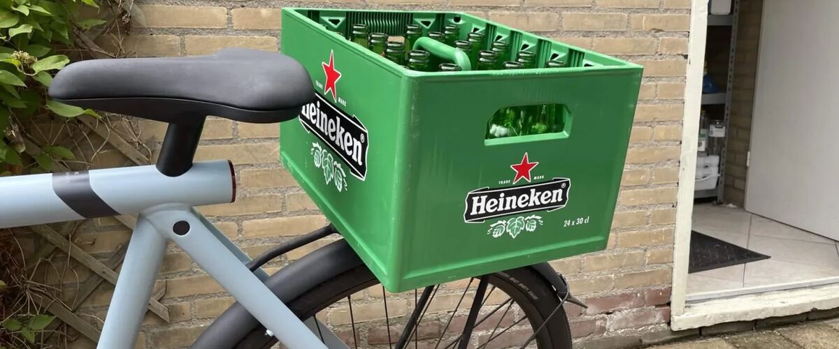 Nederlands bedrijf verkoopt geniale bierkrat-houders voor achterop je VanMoof-fiets