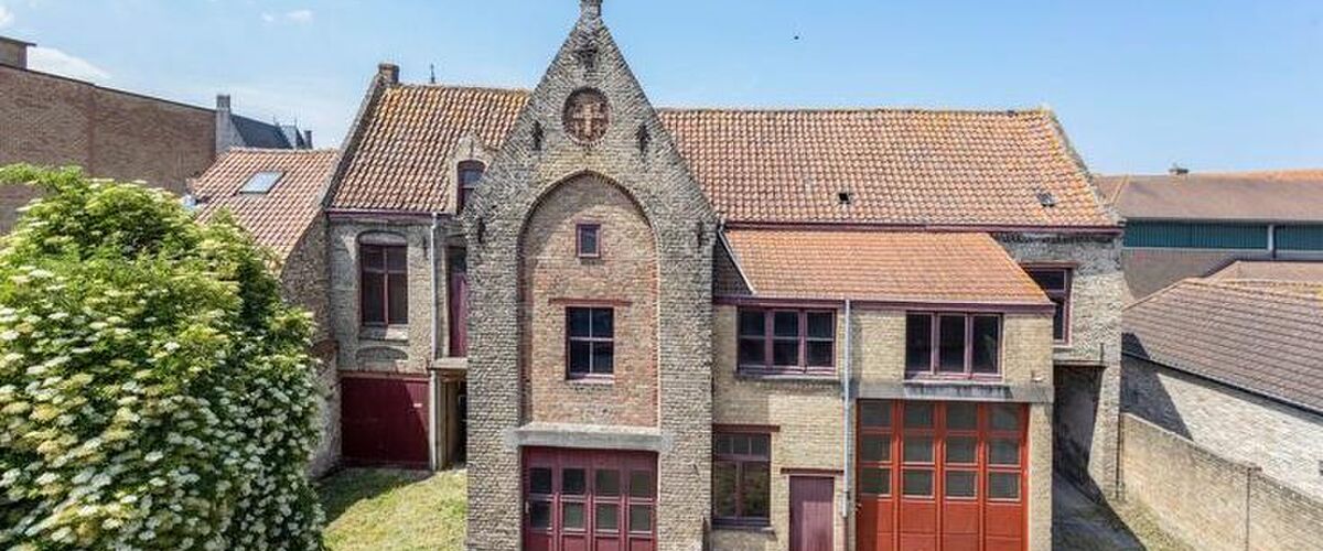 Dit historische gebouw in België staat te koop voor een absoluut spotprijsje