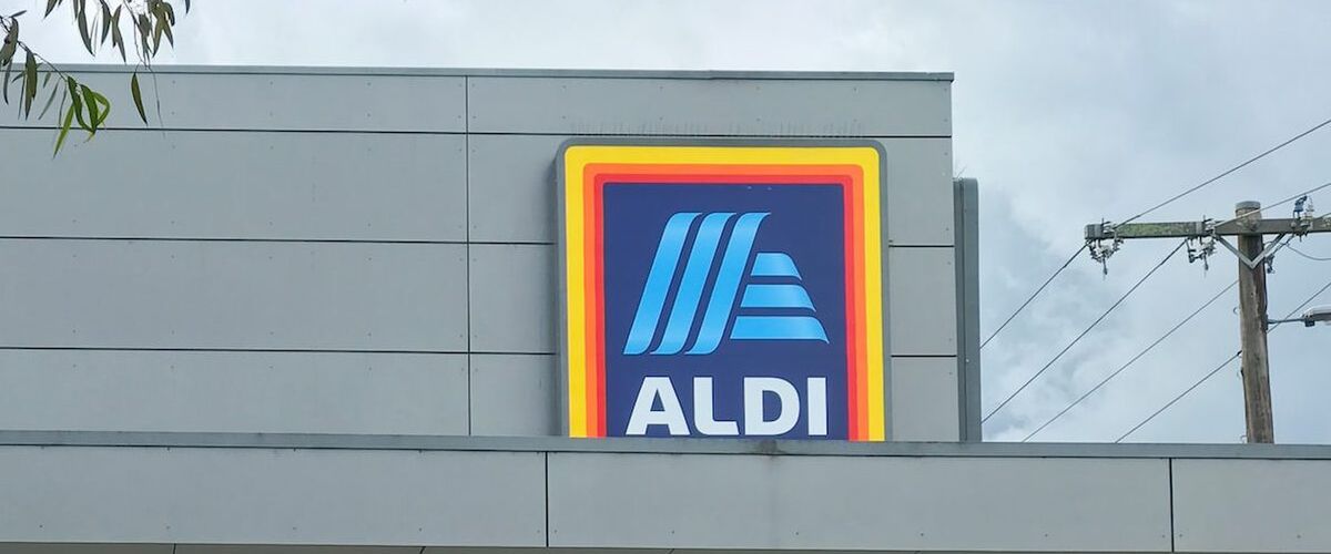 Hier staan de afkortingen HEMA, ALDI en Etos voor