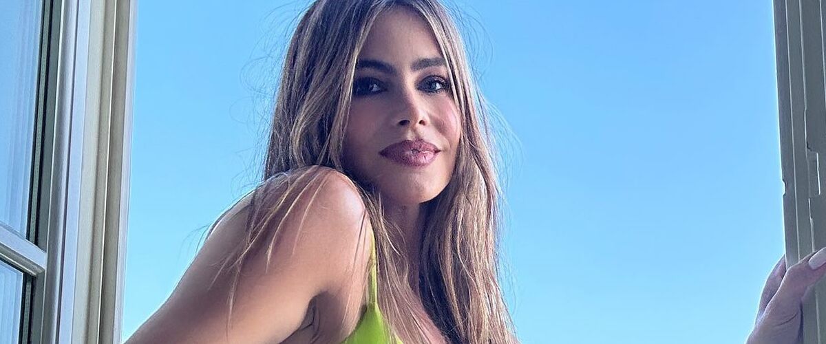 Sofia Vergara viert haar 30.000.000 Instagram-volgers (!) met een foto in felgekleurd badpak