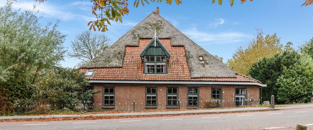 Deze héél bijzondere woonboerderij in Andijk (met 10 verhuurkamers) staat nu te koop op Funda