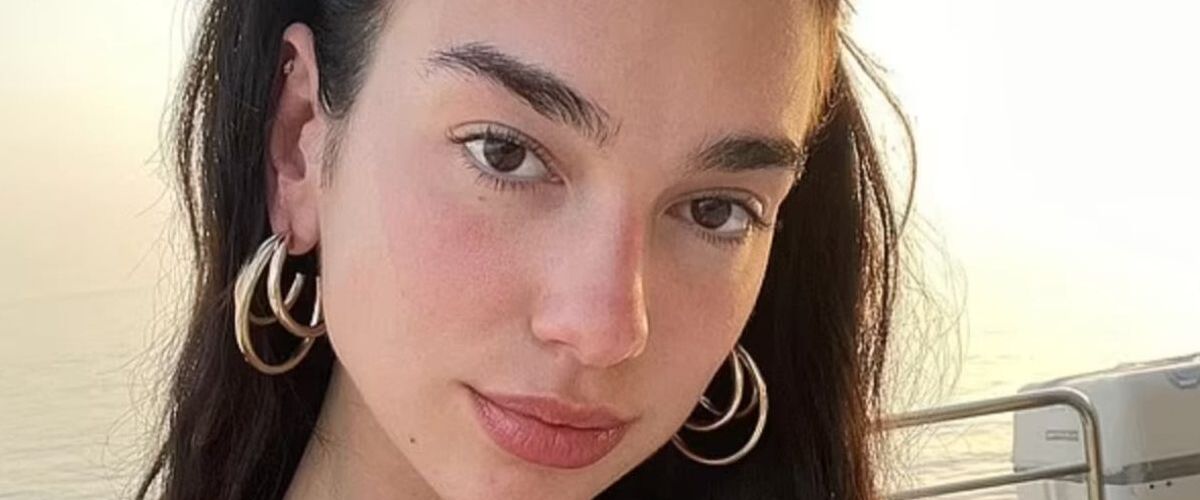 Zangeres Dua Lipa zoekt het randje op met foto in héél kort broekje