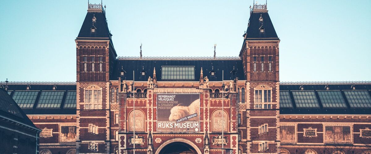 Wist je dat het Rijksmuseum in Amsterdam een geheime nooduitgang voor schilderijen heeft?