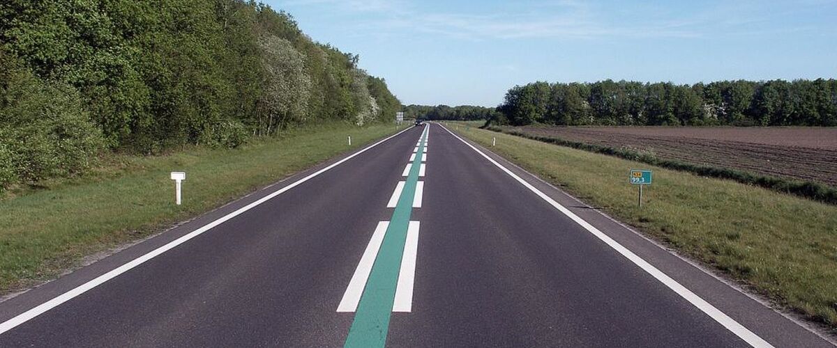 Wat betekent die groene streep op het wegdek?