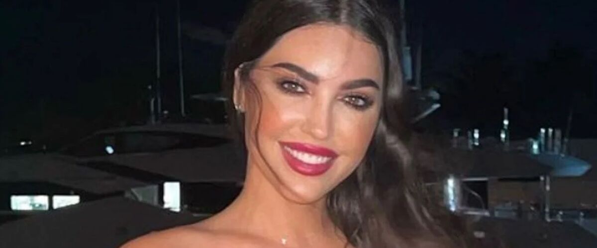 Yolanthe deelt op Instagram een heel fijne familiefoto met 5 Cabau-zussen