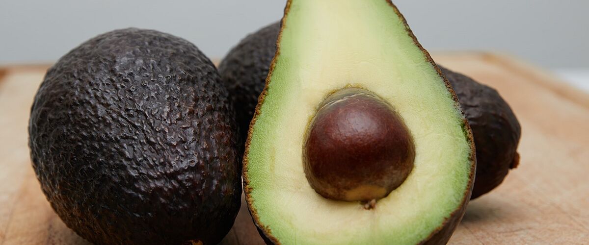 Met deze vreemde truc zorg je ervoor dat een rijpe avocado niet bruin wordt als je hem bewaart