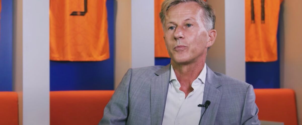 Wat is het salaris van Andries Jonker, bondscoach van de Oranje Leeuwinnen?