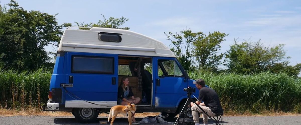 Nederlandse leeft haar beste leven in een zelfgebouwde bus van slechts € 1.500