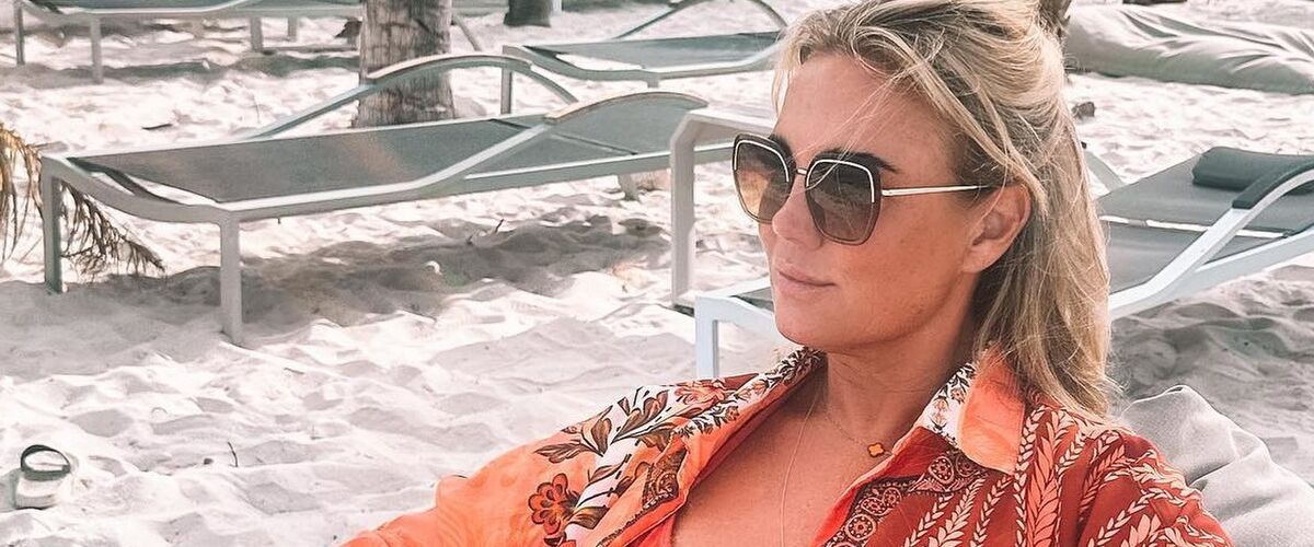 Monique Westenberg paradeert in bikini op het strand op Curaçao