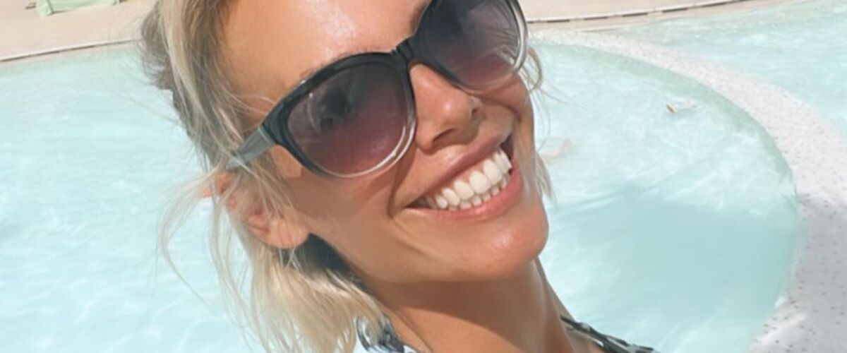 Foto: Nicolette Kluijver showt killerbody tijdens poolparty op zonnig vakantieoord