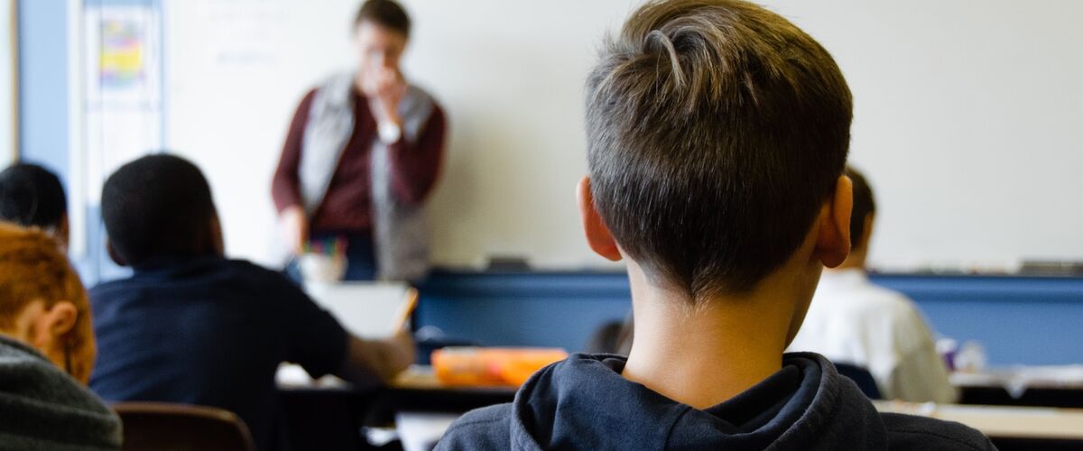 Wat is het gemiddelde salaris van een docent op een middelbare school?