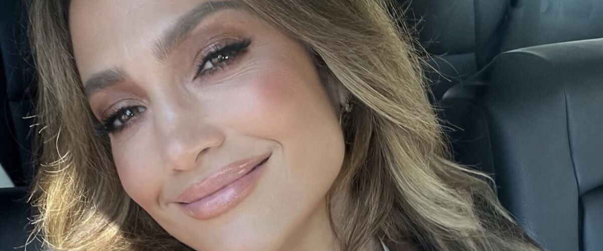 Jennifer Lopez showt haar prachtige lijf in weinig verhullende outfit