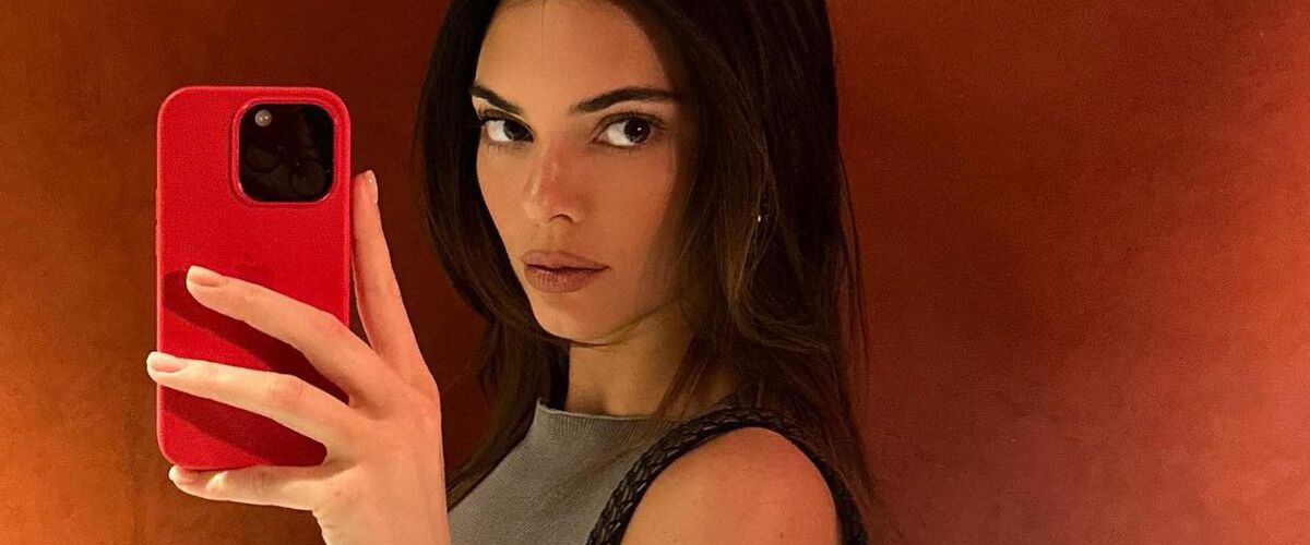 Kendall Jenner gaat volledig uit de kleren voor kledingmerk JACQUEMUS