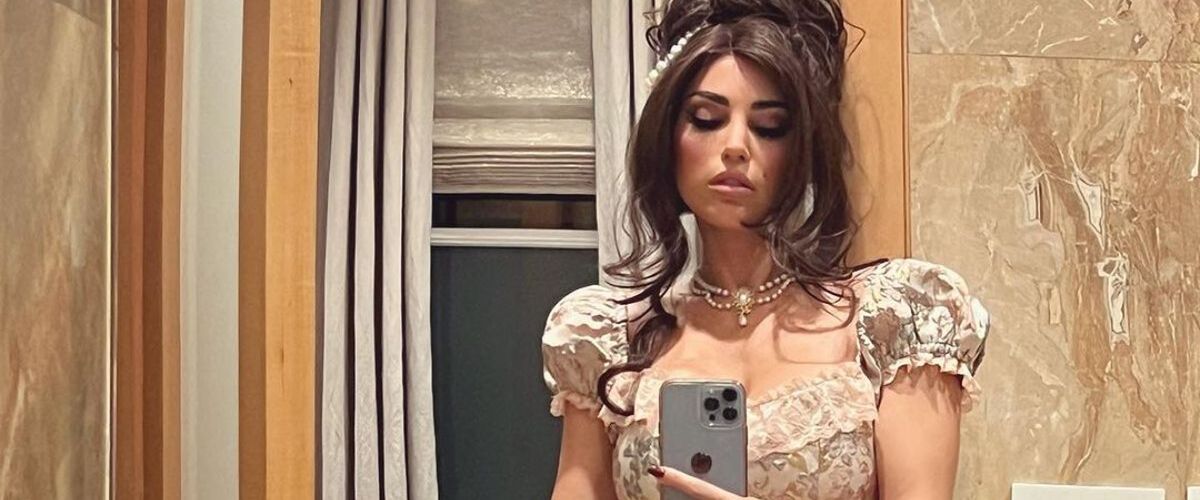 Yolanthe steelt de show op feestje in korte Halloween-outfit