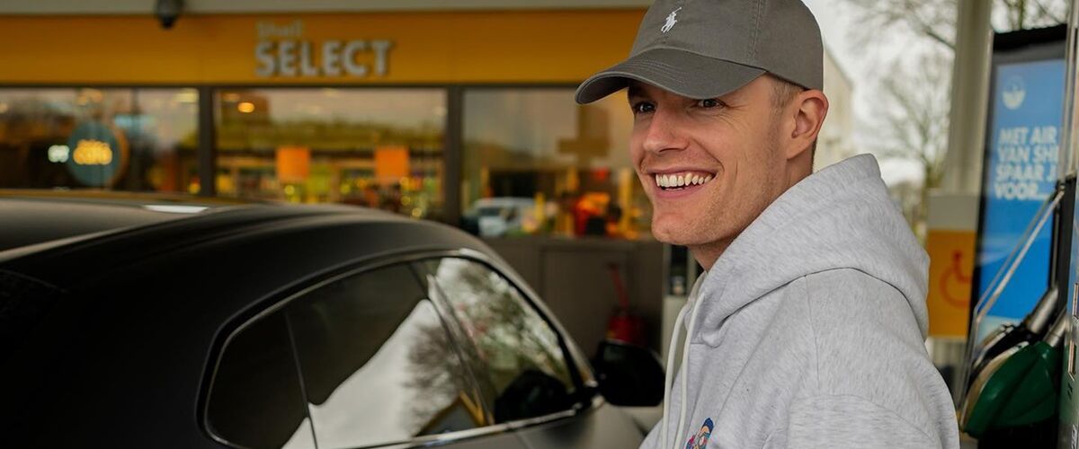 Enzo Knol heeft zijn felrode Lambo feestelijk ingepakt met talloze kerstlichtjes