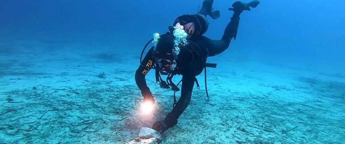 Duikers vinden 8.000 jaar oude voorwerpen op de bodem van de oceaan