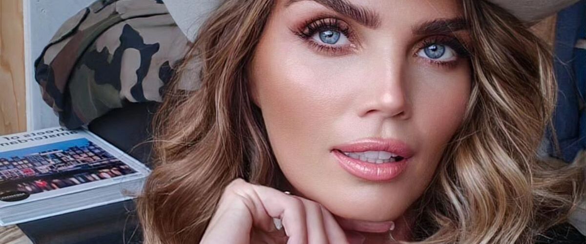 Kim Feenstra maakt Instagram-volgers wild met foto in uitdagende lingerie