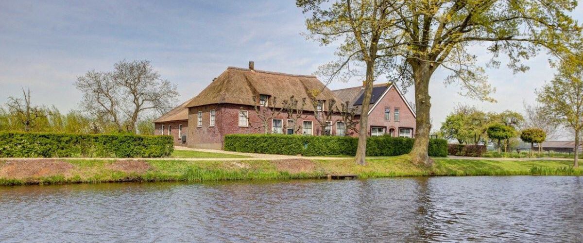 Dé #1 Funda-kluswoning van dit moment? Rietgedekte boerderij te koop voor €495.000