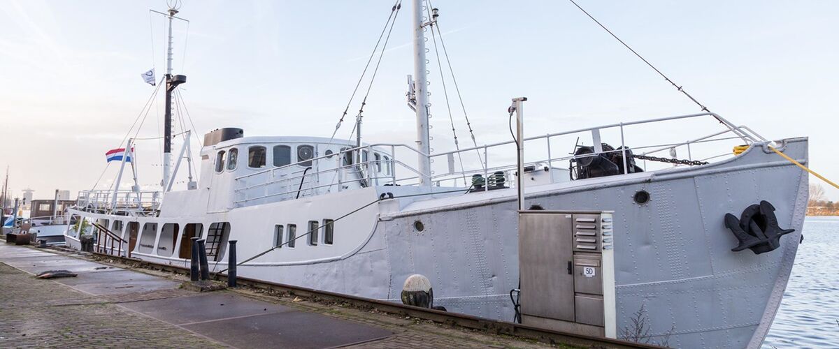 De voormalige woonboot van Douwe Bob staat te koop Funda