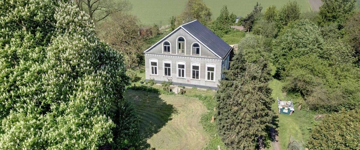 Hét #1 koopje op Funda: voormalige boerderij kost slechts € 249.500,- (perceel van 13.105 m²)