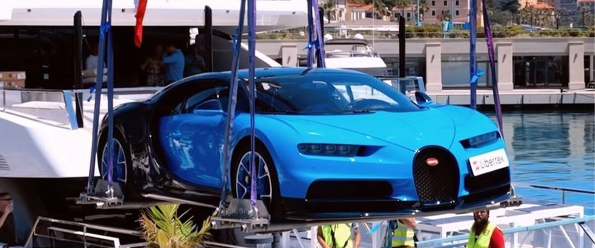 Zien: Bugatti Chiron van €3,2 miljoen wordt op jacht getild voor GP van Monaco