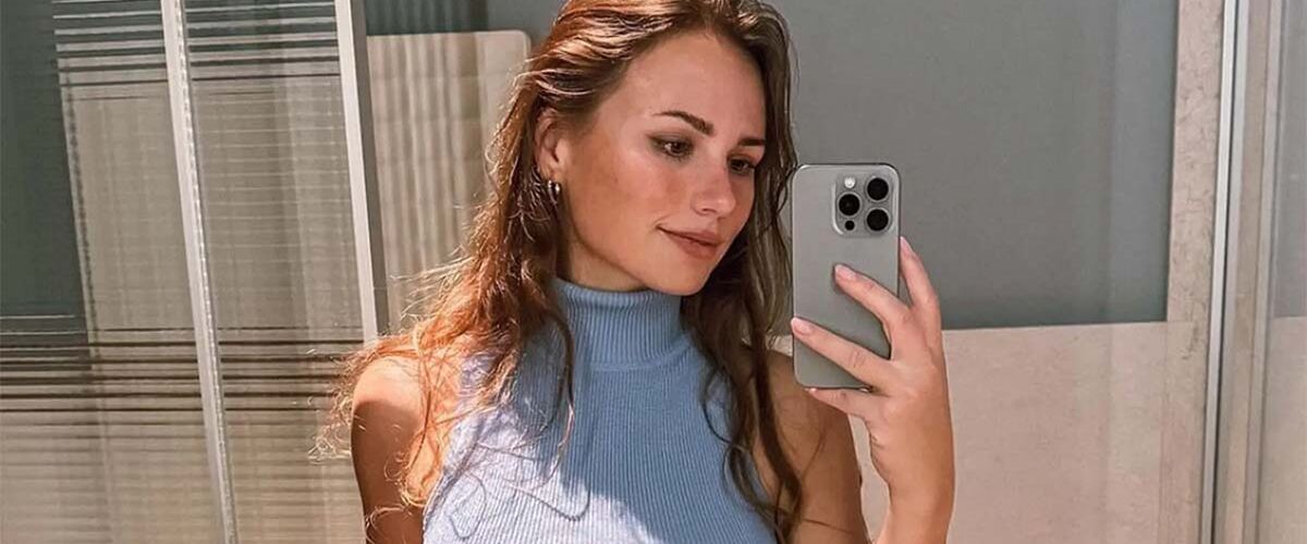 Puck Moonen klust op een zonnige dag en verft haar woning in bikini