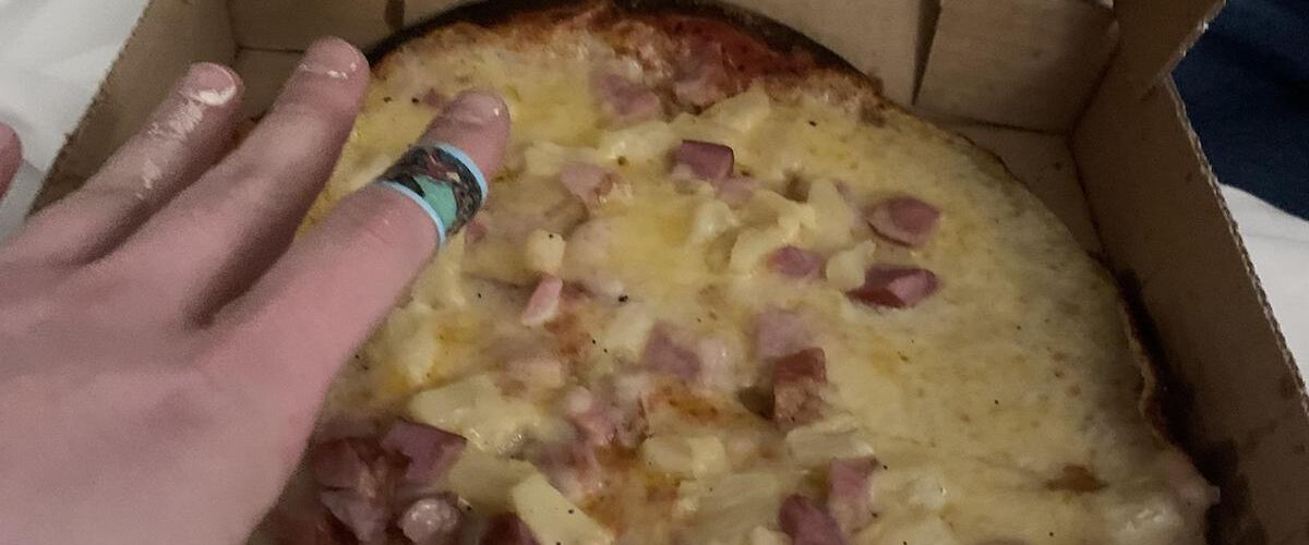 Toerist krijgt bizarre rekening na het bestellen van twee ‘onsmakelijke’ pizza’s op skivakantie