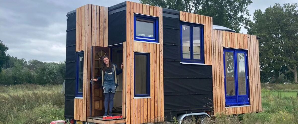 Eva woont voor slechts € 1,- per maand in haar eigen tiny house