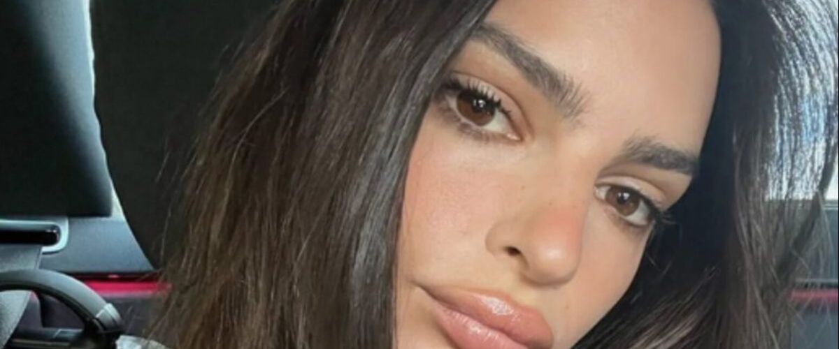 Topmodel Emily Ratajkowski struint in bikini door de grote stad