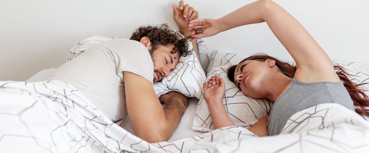 “Sleep Divorce”: deze nieuwe trend wordt alsmaar populairder