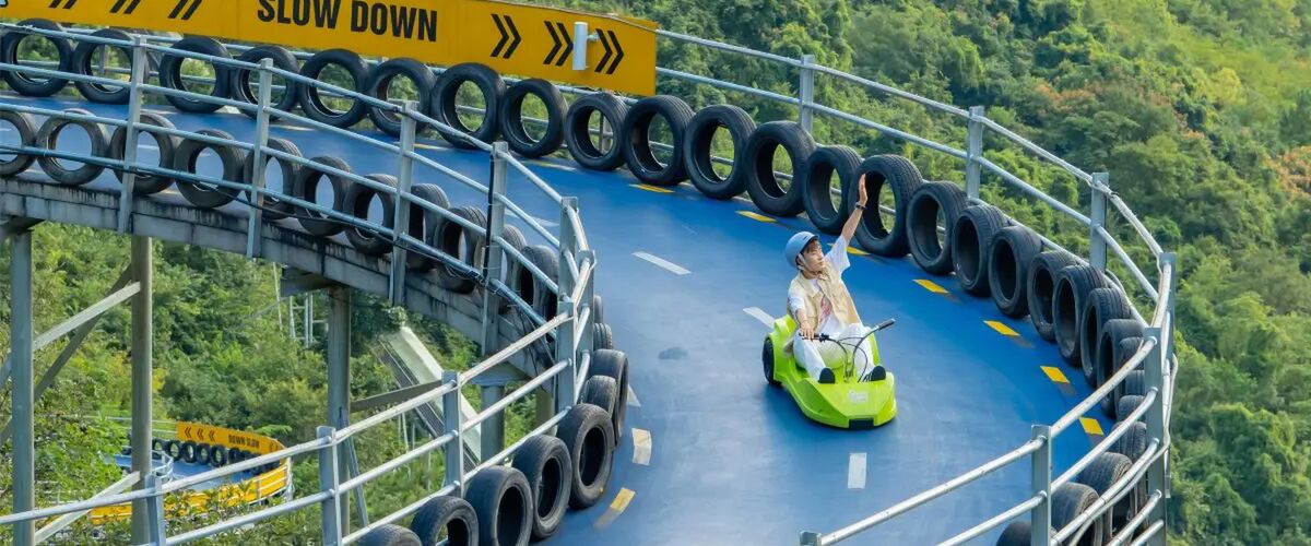 Adrenaline-boost gegarandeerd: dit Chinese pretpark heeft de vetste kartbaan ter wereld