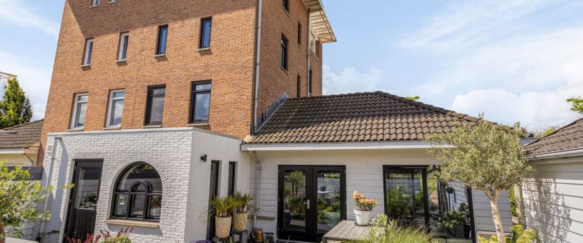 Fraai op Funda: bijzondere molenwoning in Zwolle staat te koop voor € 650.000,-