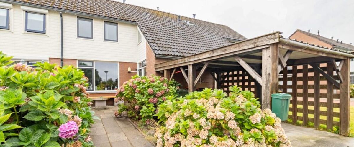 Funda-koopje: gezinswoning met carport, grote serre en zwembad kost slechts € 185.000,-