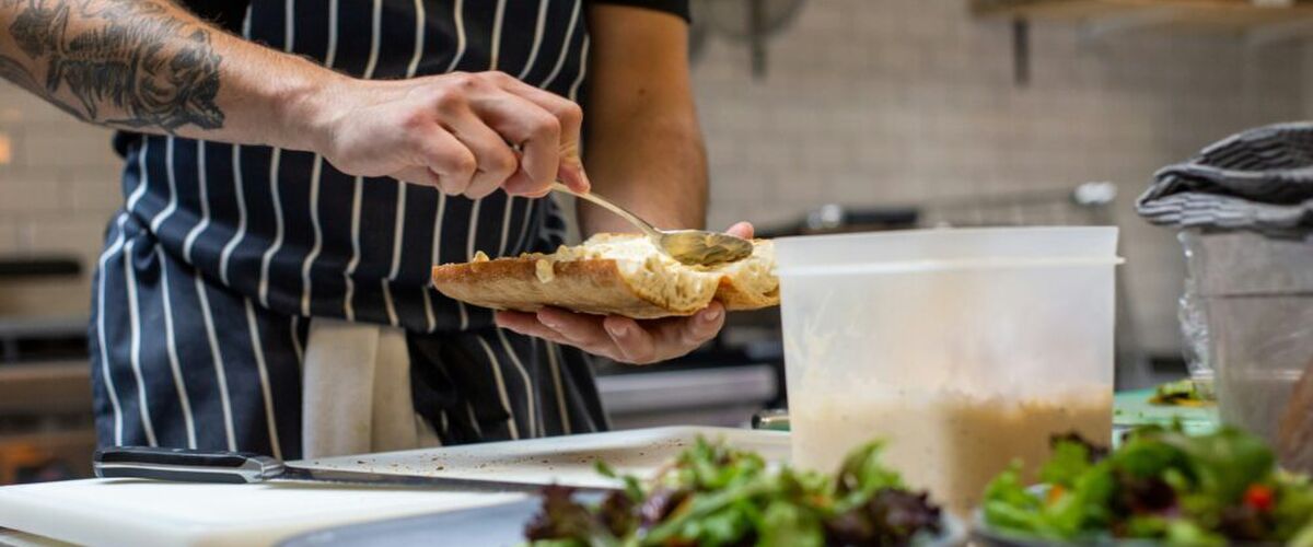 Hoeveel geeft men in Nederland gemiddeld uit aan uit eten?