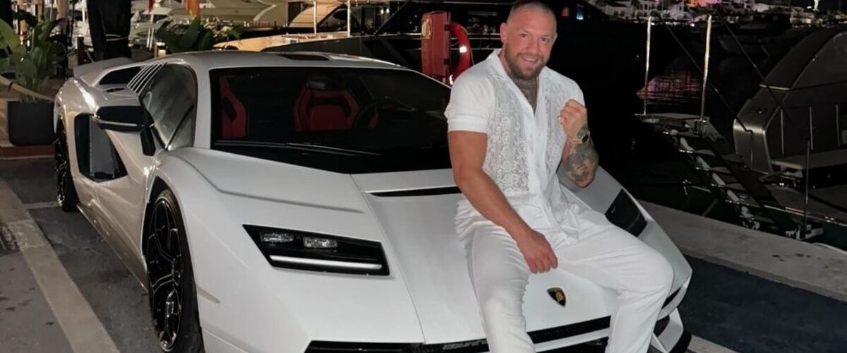 Geld, glamour en gas geven: Conor McGregor koopt Lamborghini van zo’n €2,5 miljoen