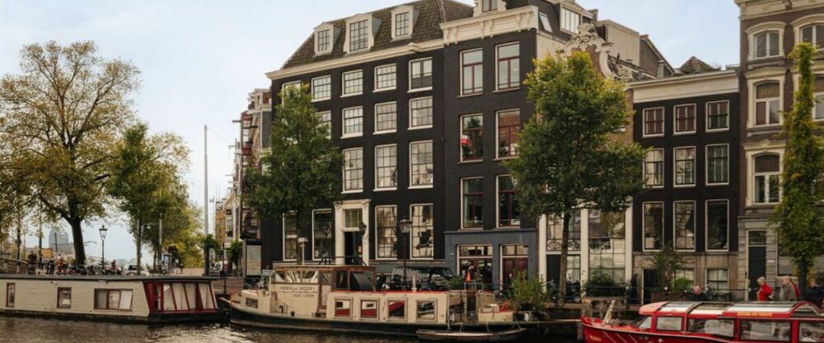 Topdesigner Eric Kuster zet luxe penthouse aan de Amstel in Amsterdam in de etalage