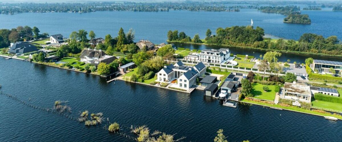 Funda-droom: de volgende villa aan de Vinkeveense Plassen staat te koop voor €12.000.000,-