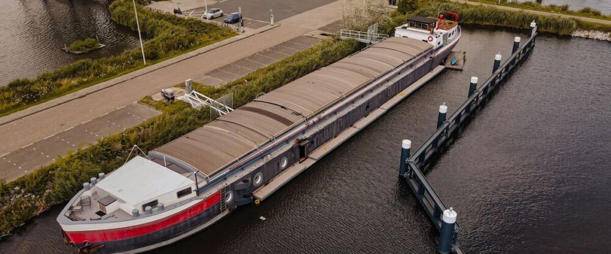 Droomwoning op het water: Gigantische woonboot in de Amsterdamse Houthaven te koop bij Christie’s Real Estate