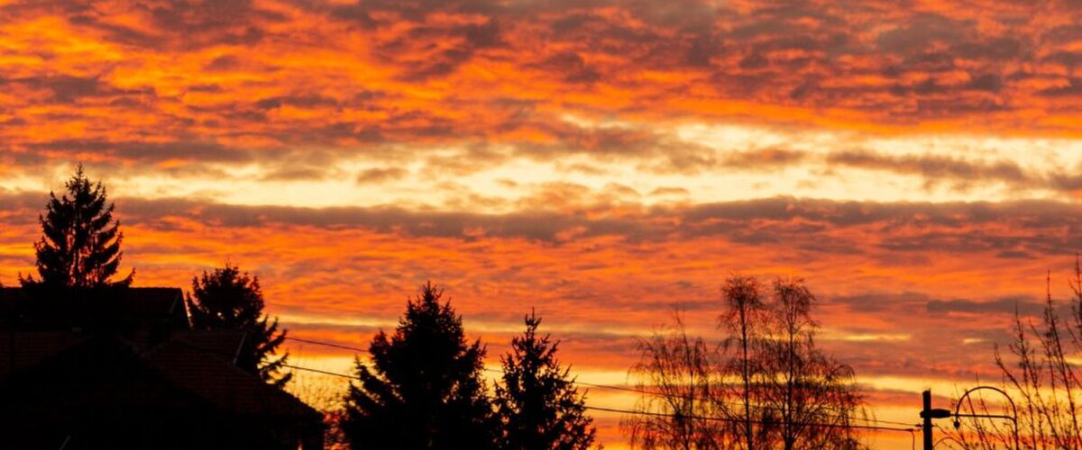 Waarom wordt de lucht rood wanneer er Saharazand in de lucht zit?