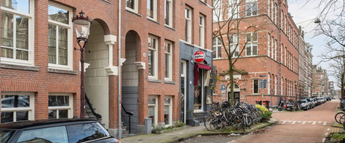 Rondleiding: Ryan Gravenberch zet appartement in Amsterdam Oud-West te huur