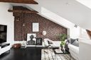 woonkamer met bakstenen muur