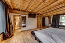 ruime slaapkamer met hout