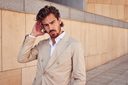 wit overhemd beige pak