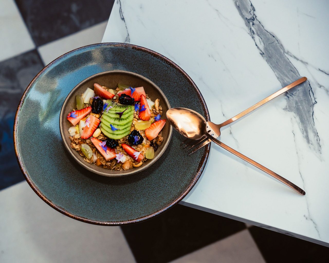 Een bakje met fruit en granola