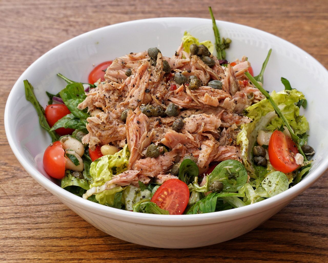 Een bakje met salade en tonijn.