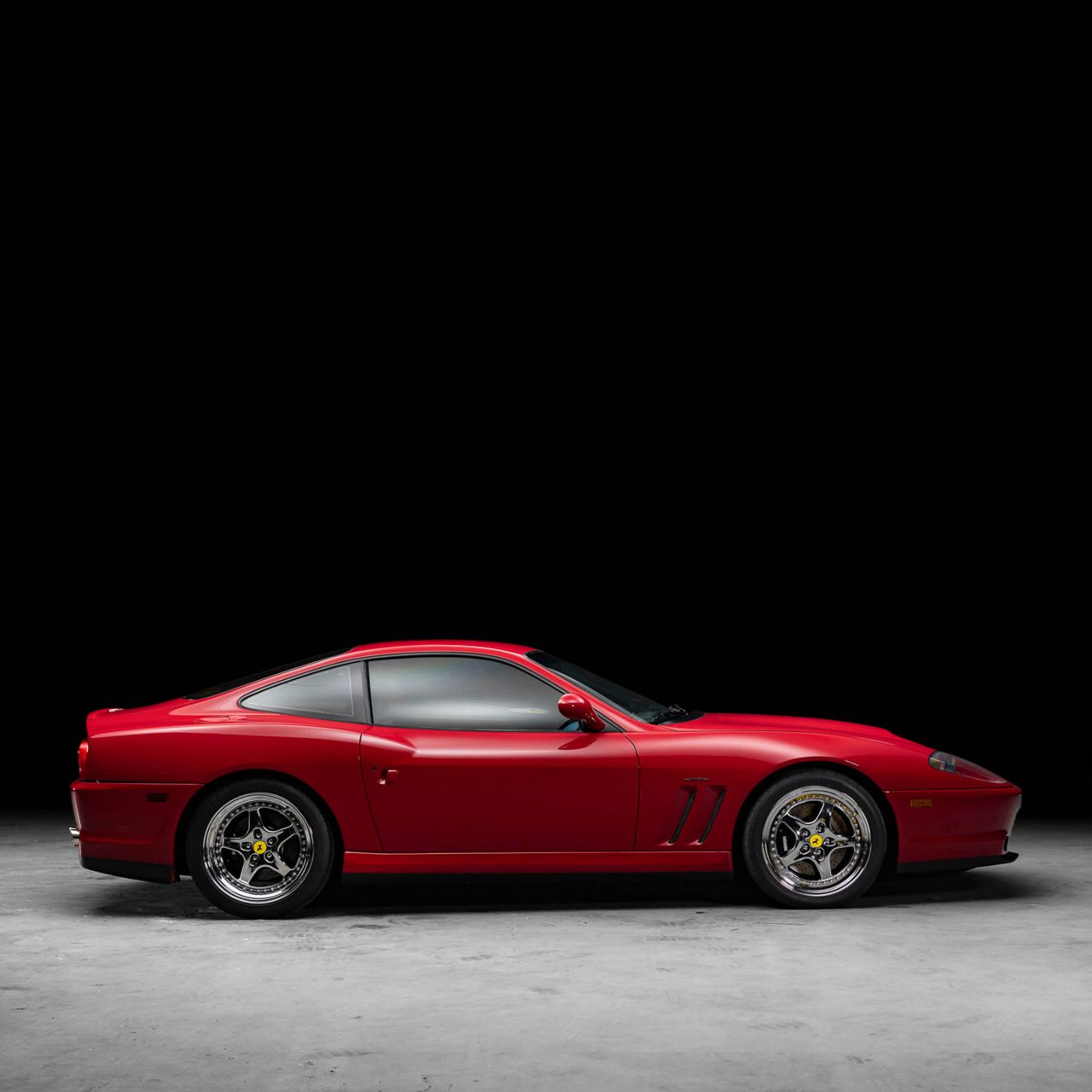 De oude Ferrari 550 Maranello van Michael Jordan