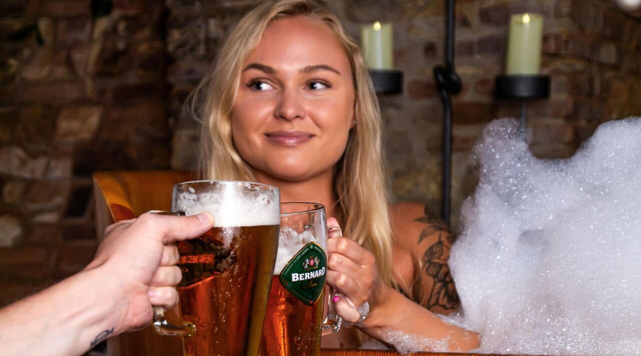 baden-in-bier-de-wellness-trend-waar-elke-man-blij-van-wordt