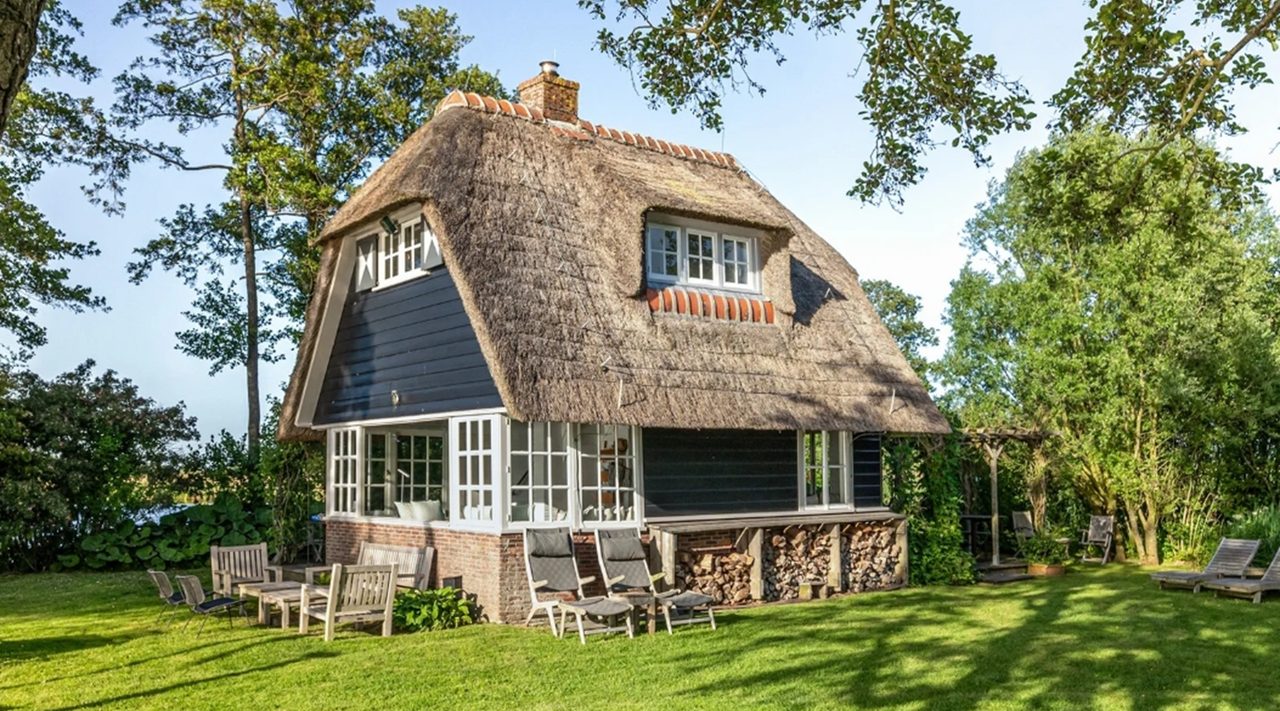 Dit Funda-huis aan het water in het Friesland kost € 1.275.000